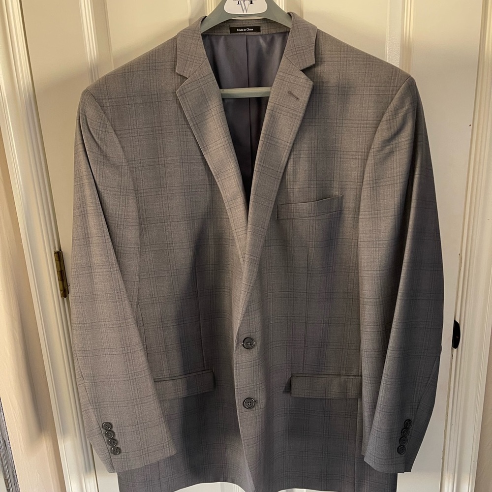 Sharp Looking Egara Gray Plaid Sport Coat (Fully Lined in Great Condition)
